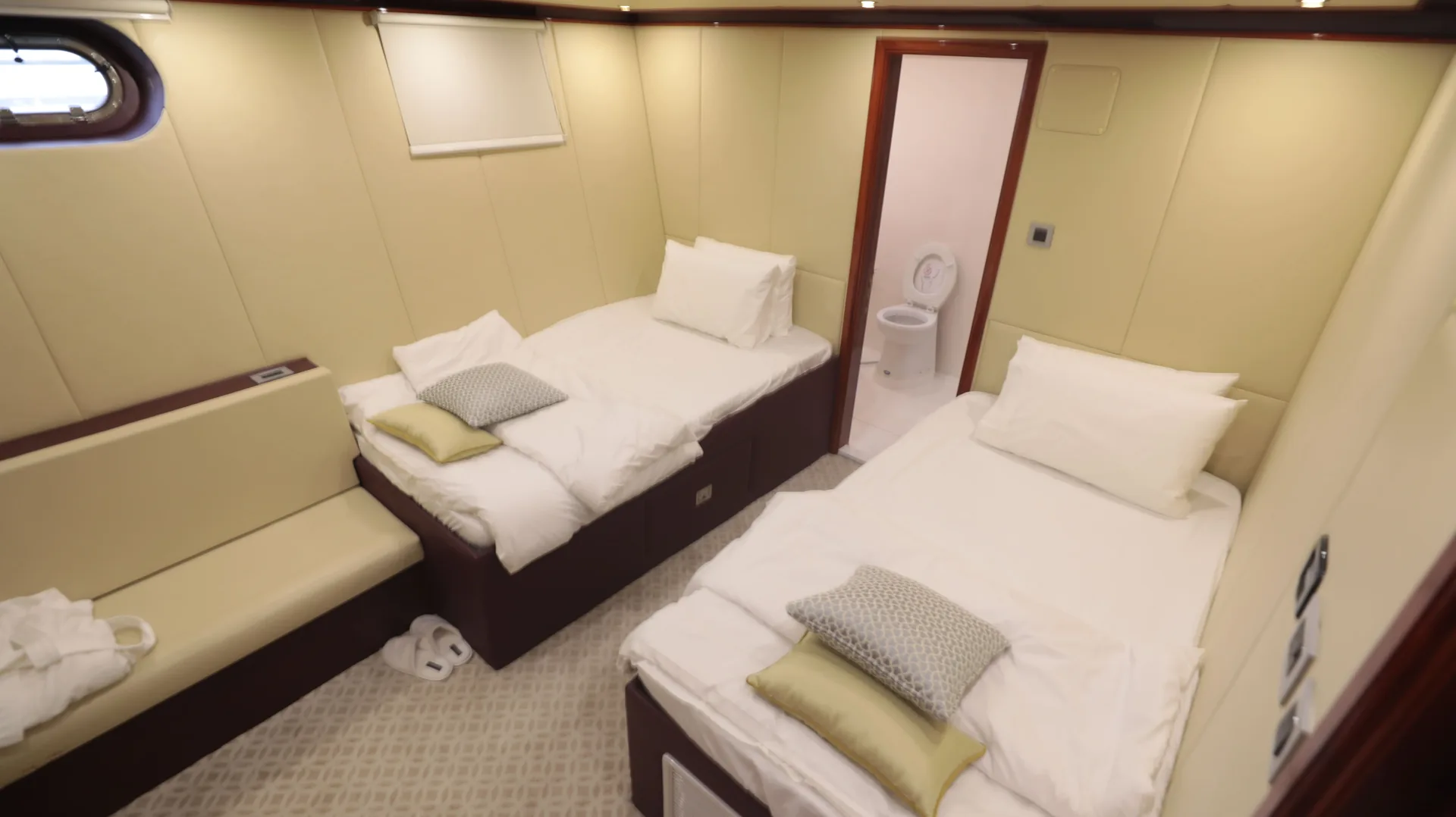 Fiber Dhow 110